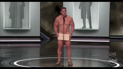 John Cena remet nu l'Oscar du meilleur costume